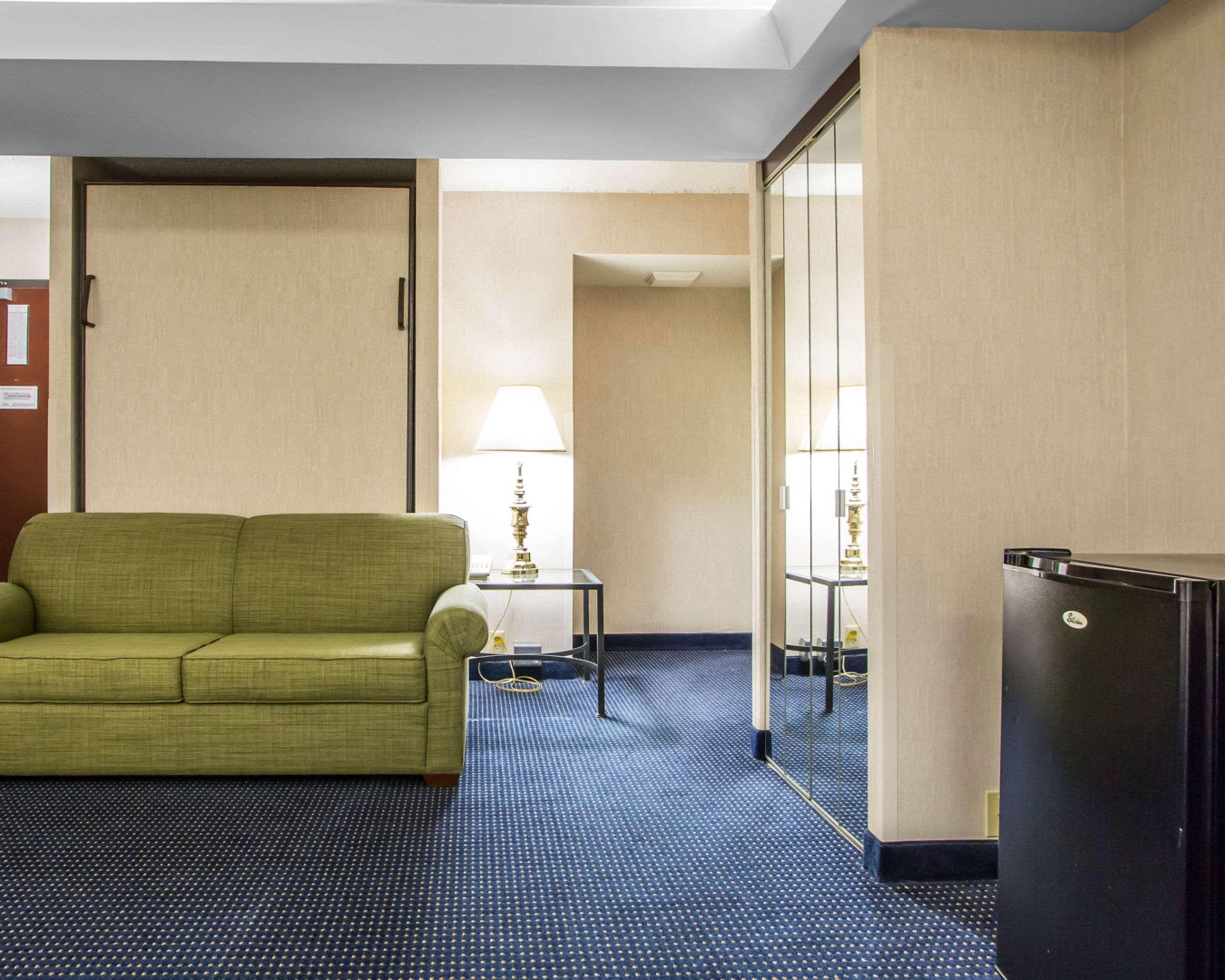 Quality Inn Schaumburg - Chicago Near The Mall Bagian luar foto